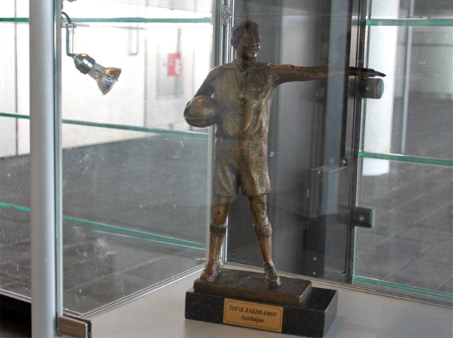 На новом стадионе "Уэмбли" увековечена память об азербайджанском арбитре Тофике Бахрамове (фотосессия)