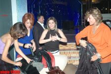 Папарацци! Руководитель группы "Кристалл" Медина "Ангел" не нашла места для укрытия (фотосессия)