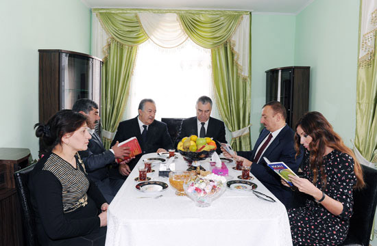 Президент Азербайджана принял участие в церемонии открытия нового поселка для семей вынужденных переселенцев в Агдамском районе (ДОПОЛНЕНО) (ФОТО)