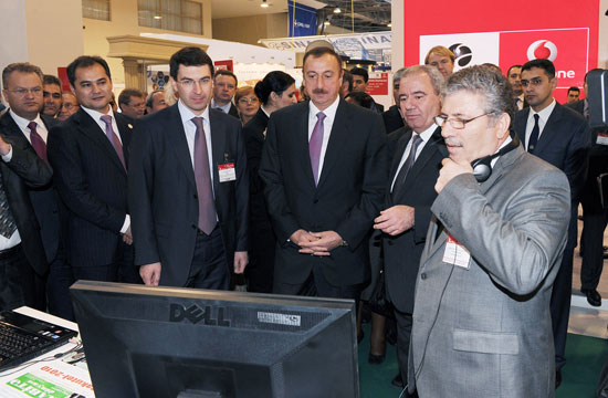 Президент Азербайджана ознакомился с выставкой "BakuTel-2010" (ДОПОЛНЕНО)(ФОТО)