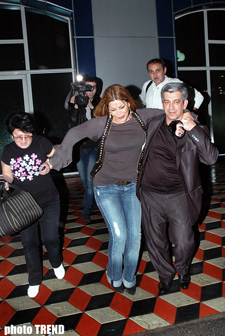 Прикол-тайм!  Жест от  Айгюн Кязымовой "стоянщику" - "это 1, это 2, а это 3 …" (фотосессия)