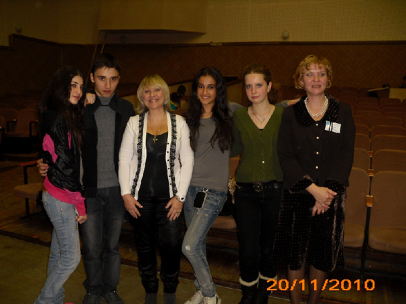 Международный "Хоровод дружбы" азербайджанского детского театра (фотосессия)