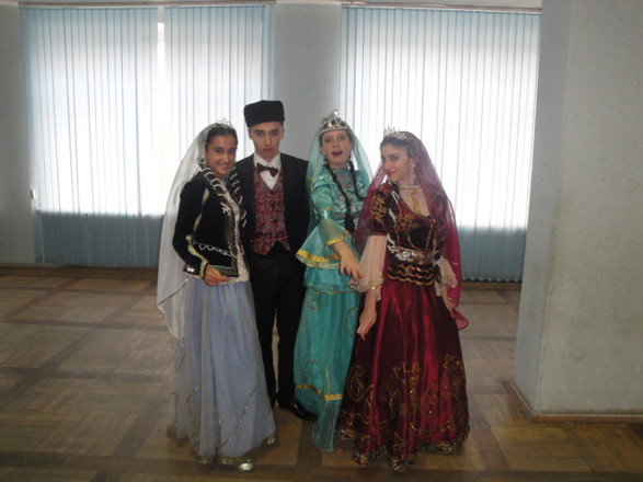 Международный "Хоровод дружбы" азербайджанского детского театра (фотосессия)