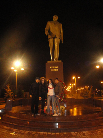 Международный "Хоровод дружбы" азербайджанского детского театра (фотосессия)