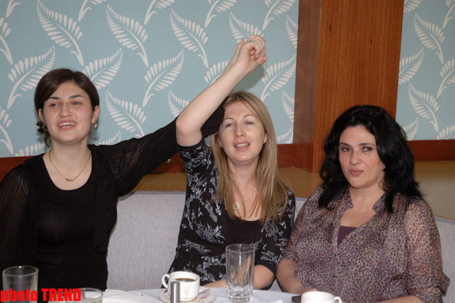 Певица Аян устроила дневную вечеринку "Ayan International" (фотосессия)