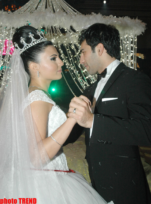 На свадьбе певицы Гюлай часы жениха были выставлены на аукцион и … (фотосессия)