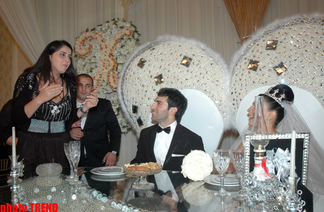 На свадьбе певицы Гюлай часы жениха были выставлены на аукцион и … (фотосессия)