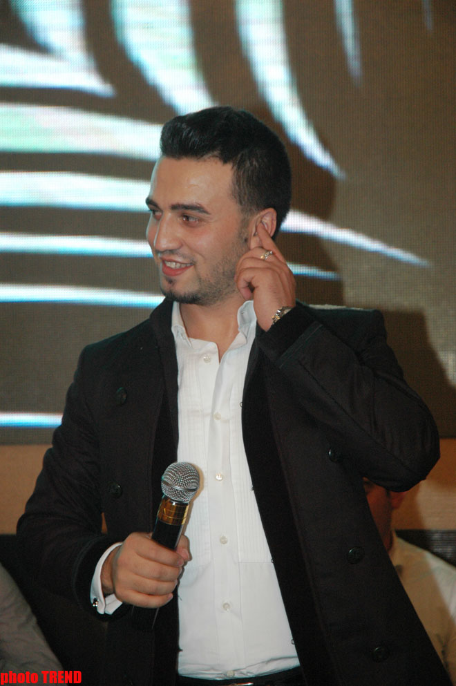 Папарацци! Почему певец Замиг затыкает уши ватой? (фотосессия)