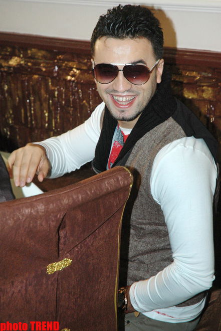 Азербайджанские шоу-звезды остались без Деда Мороза и Снегурочки (фотосессия)