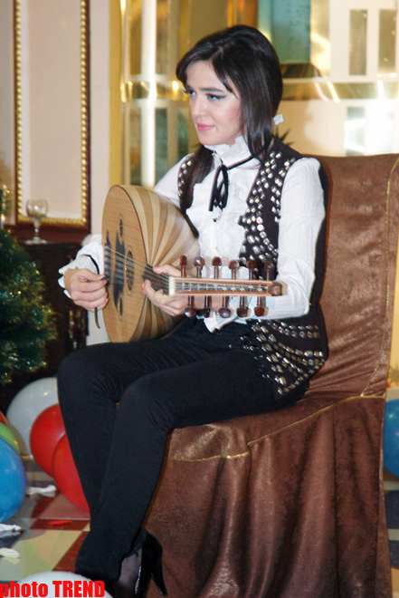 Азербайджанские шоу-звезды остались без Деда Мороза и Снегурочки (фотосессия)