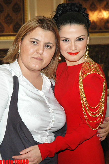 Азербайджанские шоу-звезды остались без Деда Мороза и Снегурочки (фотосессия)