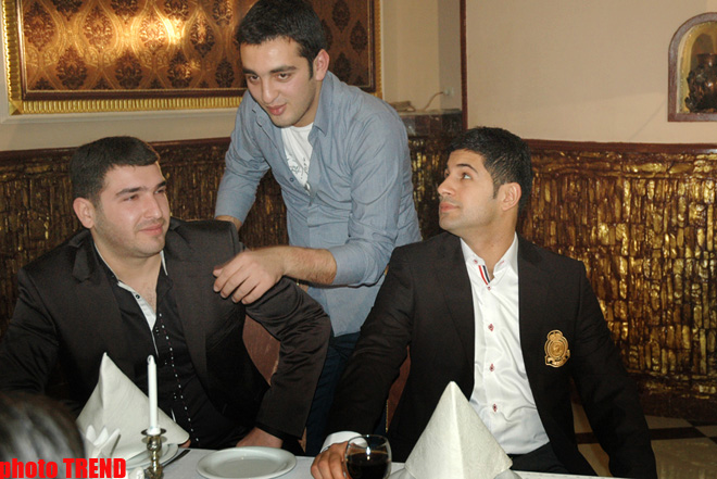 Азербайджанские шоу-звезды остались без Деда Мороза и Снегурочки (фотосессия)