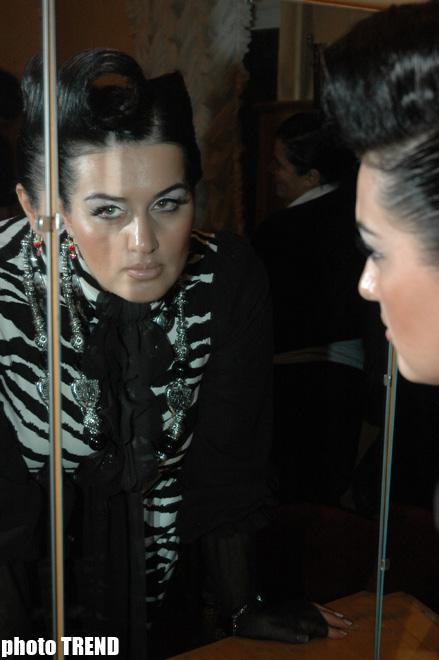 Прикол-тайм! Эльза Сеидджахан носит на голове подзорную трубу (фотосессия)