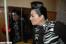 Прикол-тайм! Эльза Сеидджахан носит на голове подзорную трубу (фотосессия)