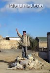 Экстравагантный азербайджанец из Британии Баби Бадалов: "Европейцы мне завидуют - у них такого мусора нет" (фотосессия)