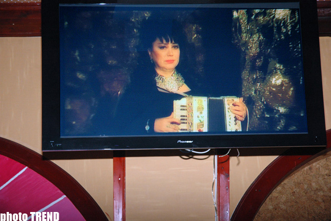 Исполнительница на гармони Гюльбахар Шукюрлю оказалась родной сестрой Назпери Досталиевой (фотосессия)