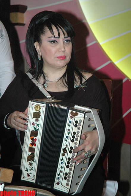 Исполнительница на гармони Гюльбахар Шукюрлю оказалась родной сестрой Назпери Досталиевой (фотосессия)