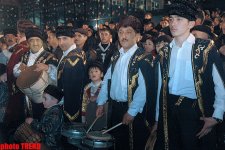 Шоу-звезды зажгли праздничный костер во дворе Общественного телевидения Азербайджана (фотосессия)