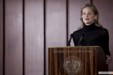 Шерон Стоун покорила азербайджанских журналистов (фотосессия)