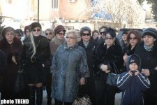 Заслуженного артиста Азербайджана Эльчина Гамидова аплодисментами проводили в последний путь (фотосессия)