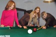Прикол-тайм! Уроки бильярда Самира Байрамлы трем девушкам-коллегам (фотосессия)