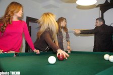 Прикол-тайм! Уроки бильярда Самира Байрамлы трем девушкам-коллегам (фотосессия)