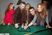 Прикол-тайм! Уроки бильярда Самира Байрамлы трем девушкам-коллегам (фотосессия)