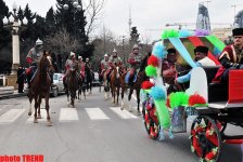 Верблюды, фаэтоны, сказочные персонажи - праздник Новруза на улицах Баку (фотосессия)