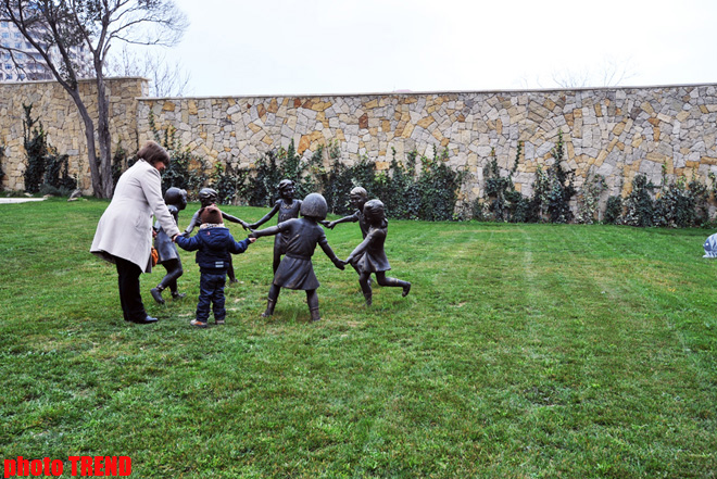 Каток, ледяное кафе, каменный фонтан - реконструированный Парк офицеров в Баку (фотосессия)