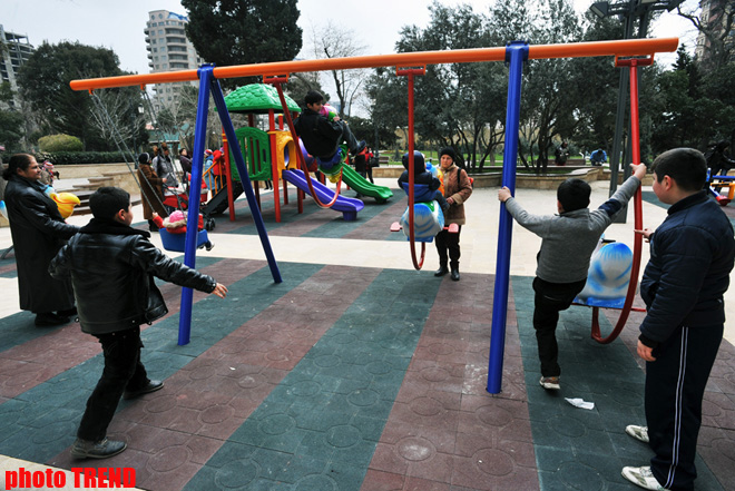 Каток, ледяное кафе, каменный фонтан - реконструированный Парк офицеров в Баку (фотосессия)