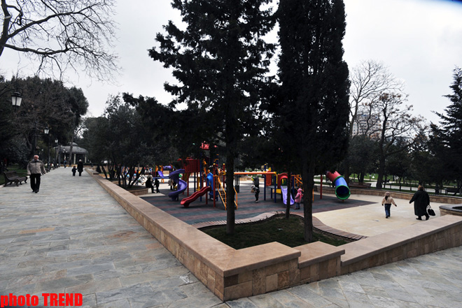 Каток, ледяное кафе, каменный фонтан - реконструированный Парк офицеров в Баку (фотосессия)