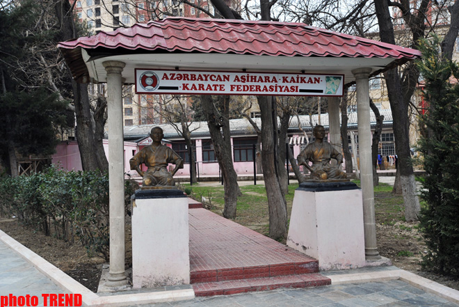 Каток, ледяное кафе, каменный фонтан - реконструированный Парк офицеров в Баку (фотосессия)