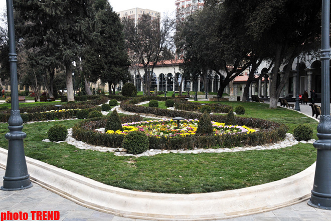 Каток, ледяное кафе, каменный фонтан - реконструированный Парк офицеров в Баку (фотосессия)