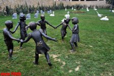 Каток, ледяное кафе, каменный фонтан - реконструированный Парк офицеров в Баку (фотосессия)