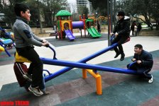 Каток, ледяное кафе, каменный фонтан - реконструированный Парк офицеров в Баку (фотосессия)