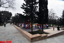 Каток, ледяное кафе, каменный фонтан - реконструированный Парк офицеров в Баку (фотосессия)