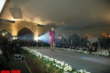 Международный фестиваль моды в Баку - на сцене и за кулисами: первобытное время, амазонки, сакура (фотосессия)