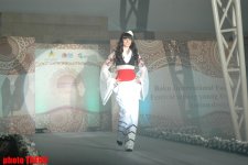 Международный фестиваль моды в Баку - на сцене и за кулисами: первобытное время, амазонки, сакура (фотосессия)
