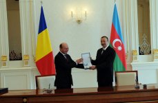 В Баку состоялась церемония награждения президентов Азербайджана и Румынии высшими орденами (версия 3) (ФОТО)