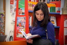 Захра Бадалбейли презентовала свою первую книгу: "Можно использовать для любовных sms!" (фотосессия)