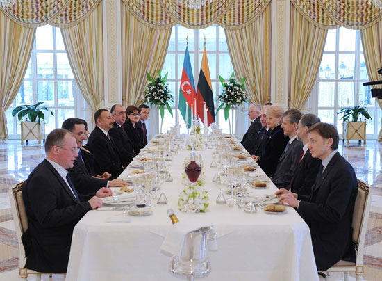 От имени Президента Азербайджана дан официальный обед в честь Дали Грибаускайте (ФОТО)