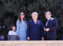Первая леди Азербайджана и Президент Литвы совершили прогулку по Ичери шехер (ФОТО)