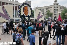 В Баку состоялся Праздник цветов, концерт и грандиозный фейерверк (фотосессия)