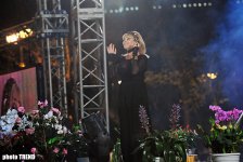 В Баку состоялся Праздник цветов, концерт и грандиозный фейерверк (фотосессия)