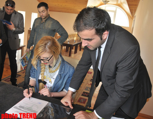 Участники "Extreme" отправились из Баку в Намибию, застраховавшись от несчастных случаев (фотосессия)