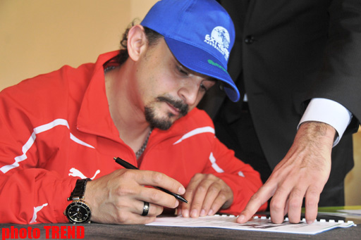 Участники "Extreme" отправились из Баку в Намибию, застраховавшись от несчастных случаев (фотосессия)