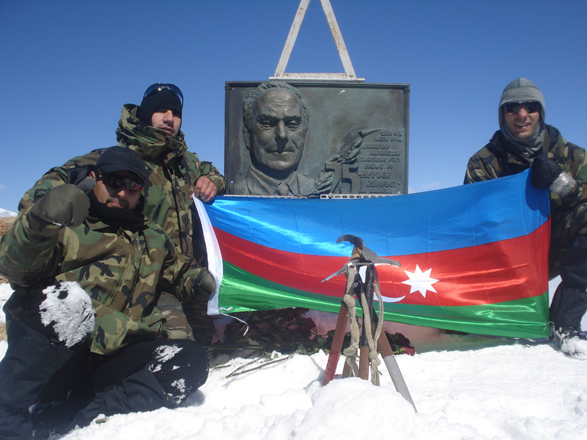 Отряд особого назначения "Гартал" МНБ Азербайджана совершил восхождение на пик "Гейдар зирвеси" (ФОТО)