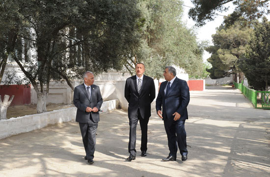 Президент Ильхам Алиев: Бакинские поселки должны отличаться своей современностью, красотой и чистотой (версия 2) (ФОТО)