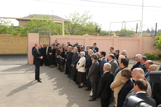 Президент Ильхам Алиев: Бакинские поселки должны отличаться своей современностью, красотой и чистотой (версия 2) (ФОТО)