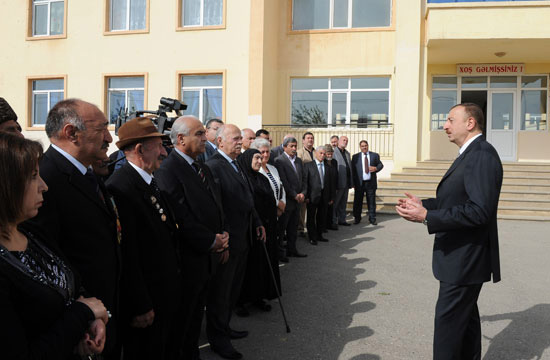 Президент Ильхам Алиев: Бакинские поселки должны отличаться своей современностью, красотой и чистотой (версия 2) (ФОТО)